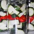 Ciesz się smakiem cukinii i papryki przez cały rok! Warzywa w słoikach w pysznej zalewie! (przepis)