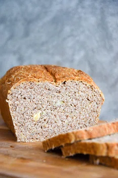 Pełnoziarnisty chleb pszenno-żytni z orzechami włoskimi - Be Fit Be Strong