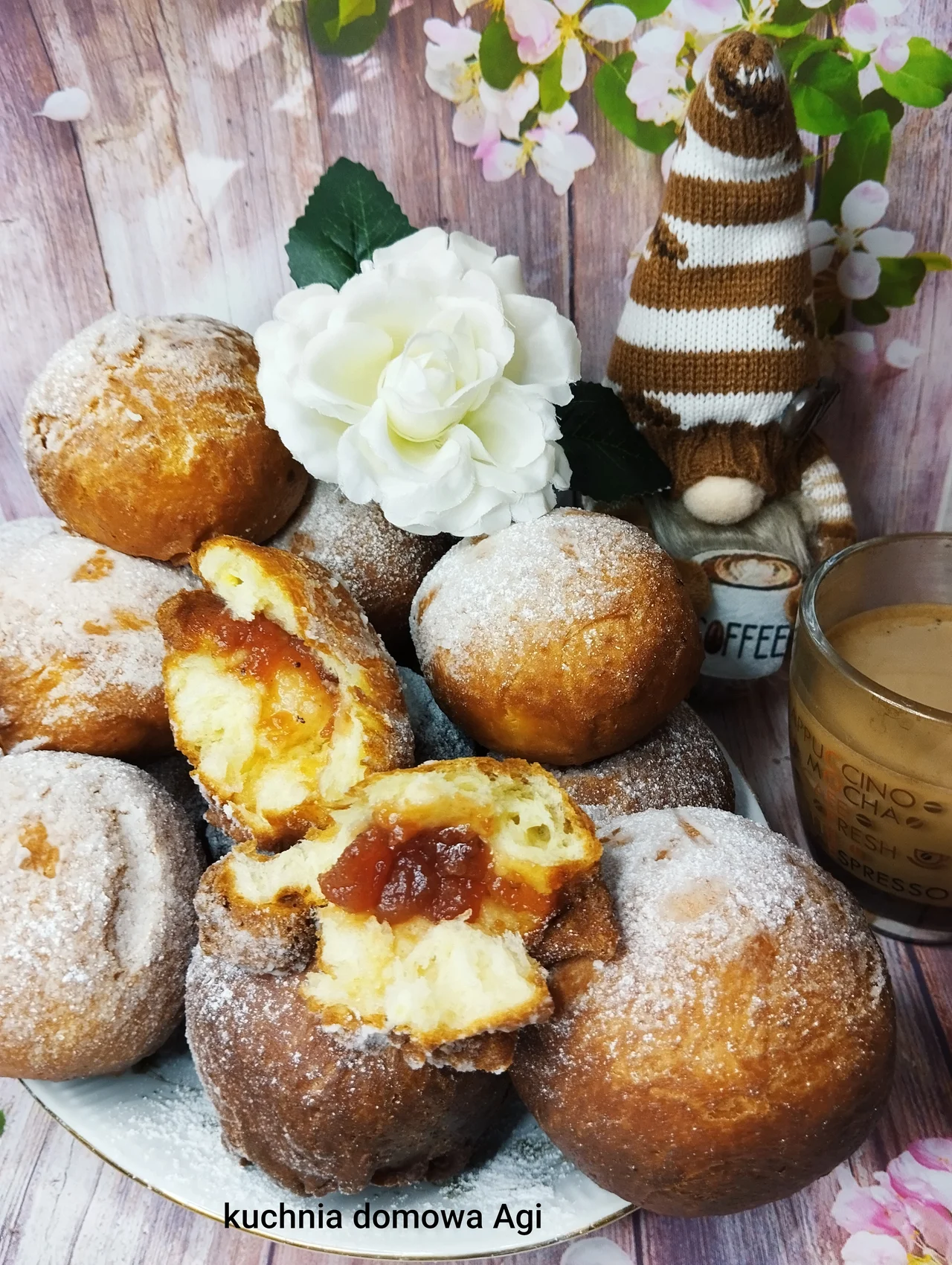 Domowe pączki na mleku i śmietanie z drożdży suszonych