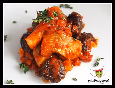 Świąteczne śledzie ze śliwkami suszonymi i pasta tagine.