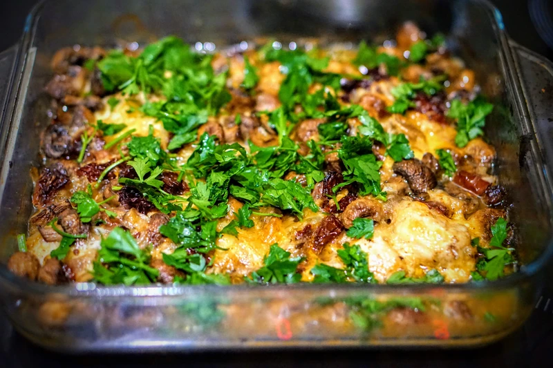 Pieczona pierś z kurczaka z suszonymi pomidorami i pieczarkami