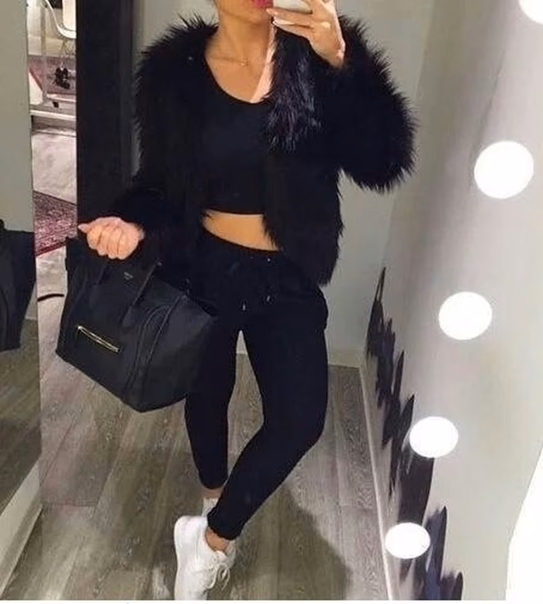 Krótki top, futerko- sportowa elegancja
