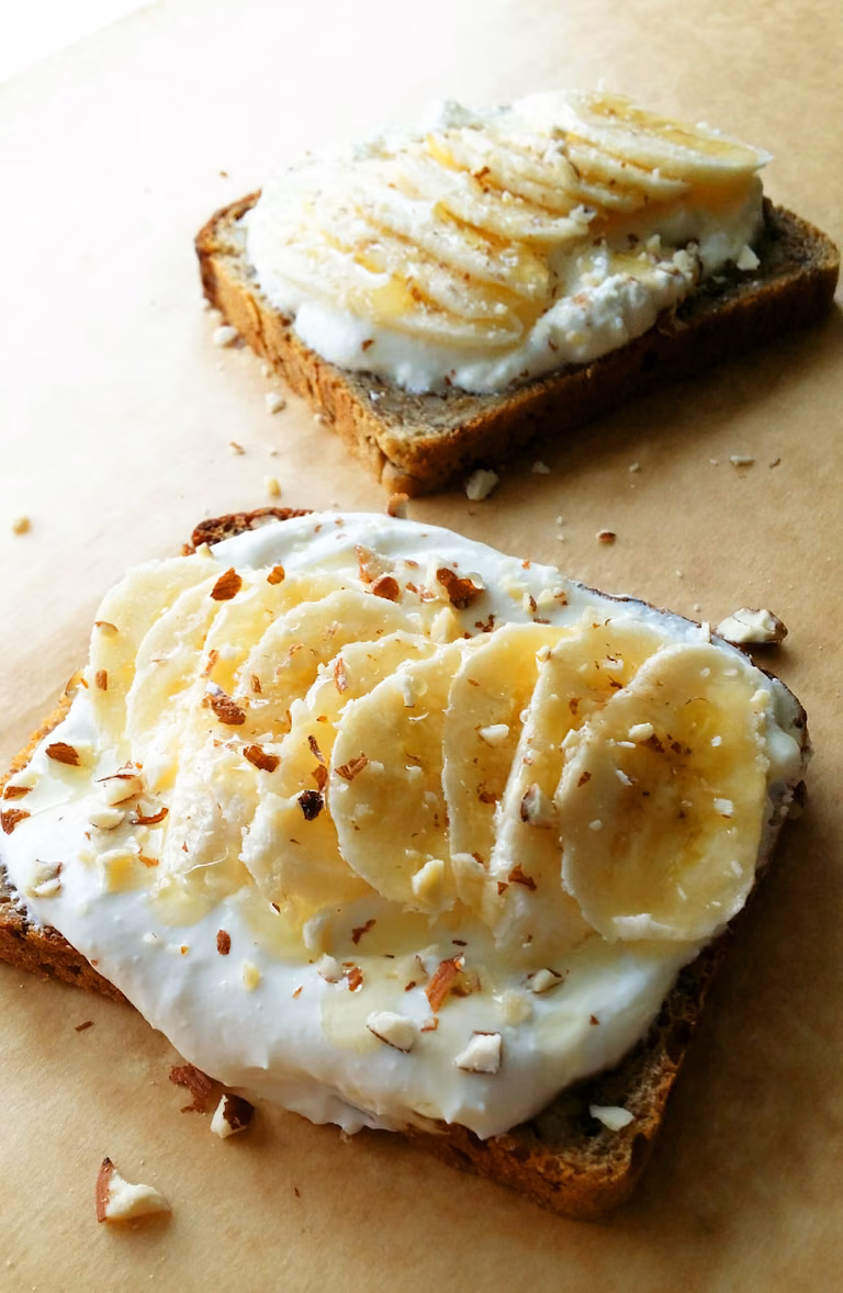 Tosty z waniliową ricottą i bananami