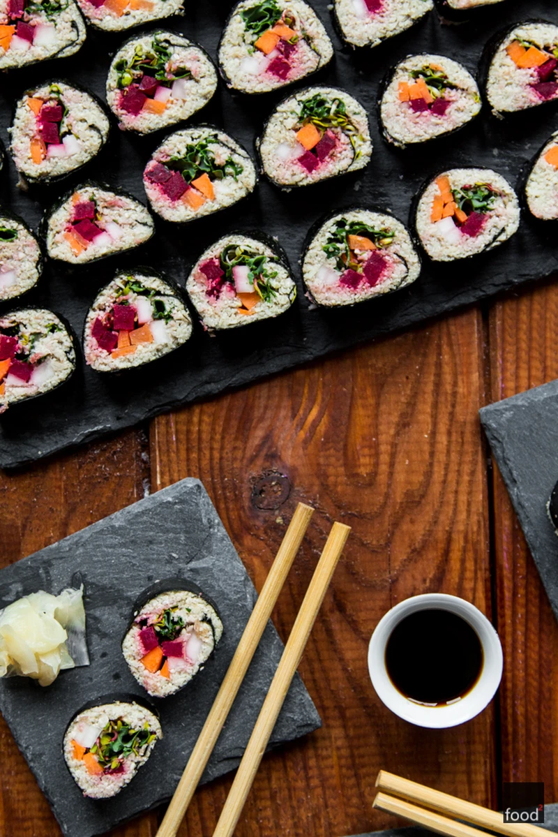 Zimowe maki sushi z kalafiorowo-słonecznikowym ryżem