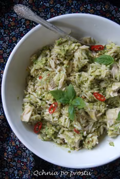 Sałatka z makaronu orzo, indyka i pesto z awokado