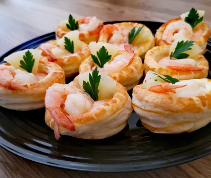 wykwintna przekąska na sylwestra: francuskie koszyczki z krewetką