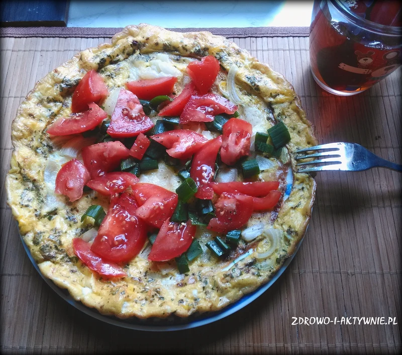 OMLET Z MOZZARELLĄ I POMIDOREM