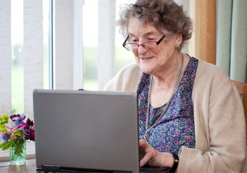 Te osoby otrzymają emeryturę wcześniej, inni zobaczą na koncie 2 przelewy! ZUS opublikował nowy harmonogram wypłat