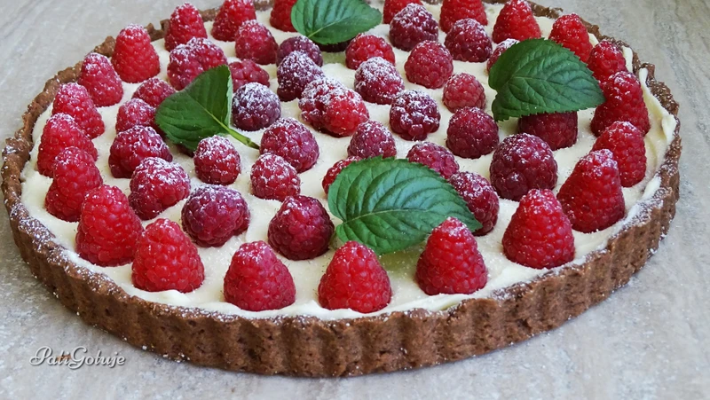 Tarta z malinami i kremem z białej czekolady