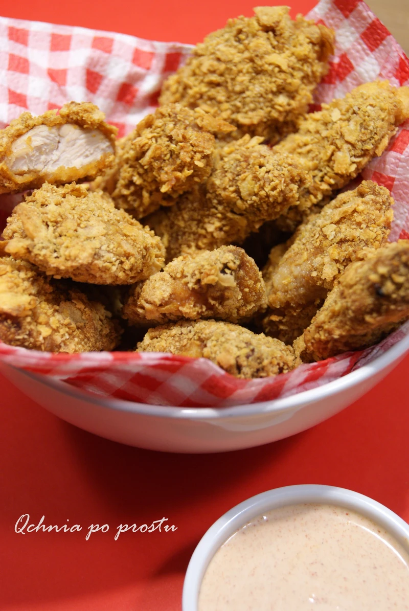 Pieczone nuggetsy z indyka z sosem paprykowym