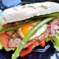 Panini ze szparagami, jajkiem i boczkiem