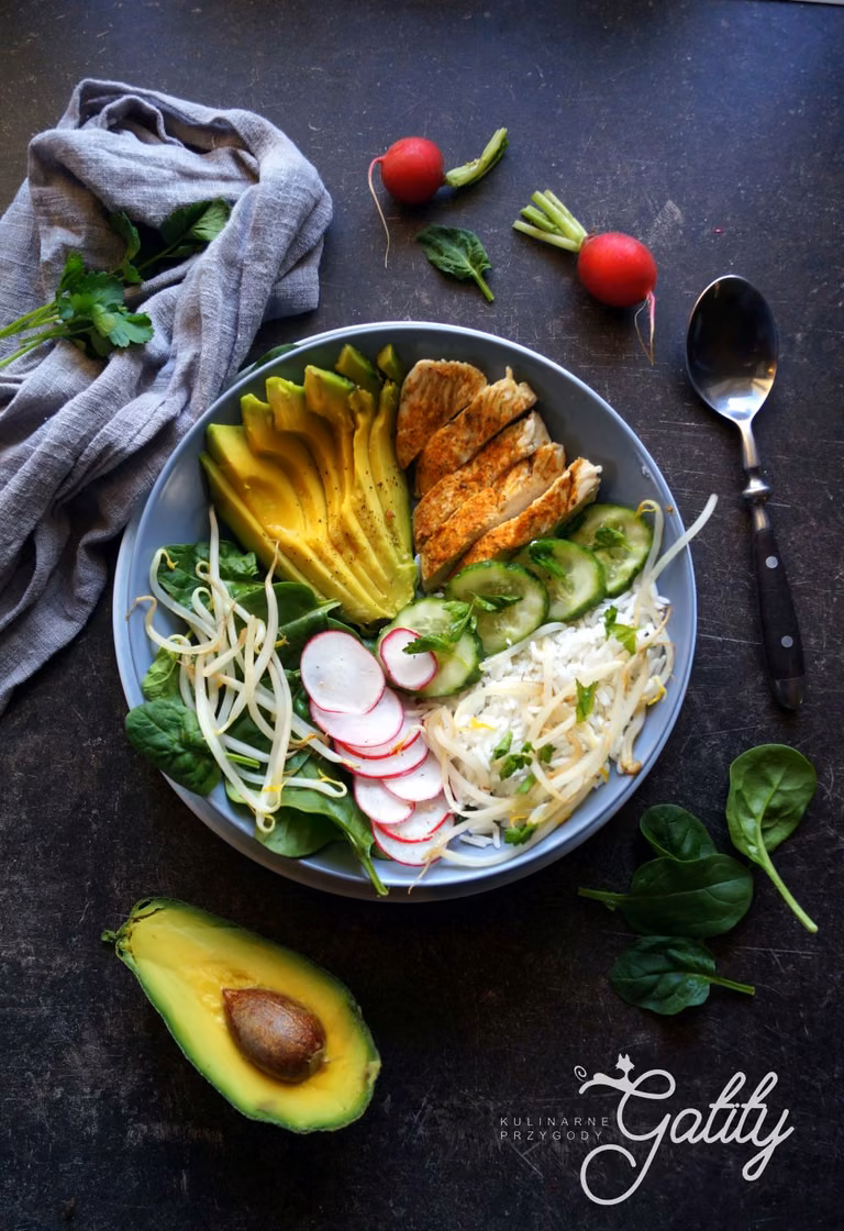 Buddha bowl: ryż, kurczak, awokado