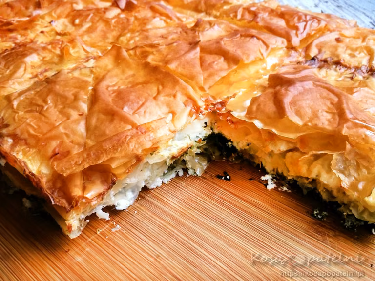 Zapiekanka z ciasta filo z serem feta i szpinakiem