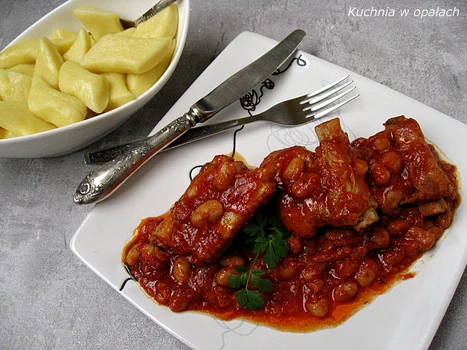 Żeberka w pomidorach z fasolą