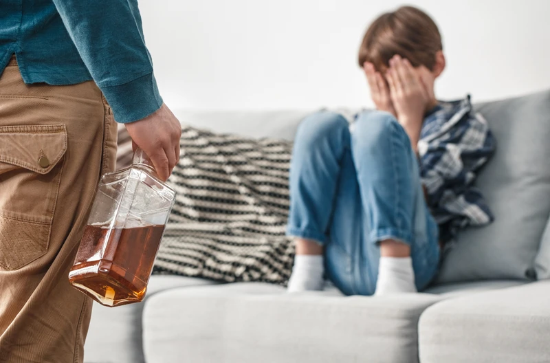 Pijani rodzice oczami dzieci - Jak alkohol rujnuje psychikę małoletnich?