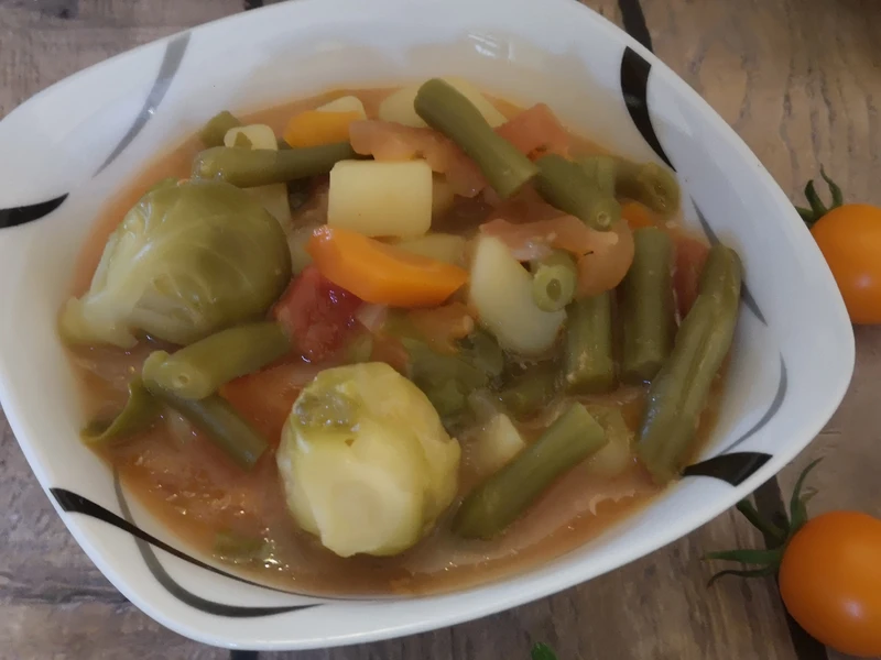 Płonąca brukselka w pomidorach