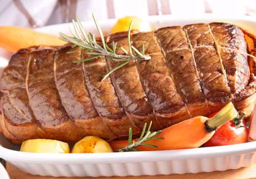 Prosty przepis na pieczeń wołową z warzywami i rozmarynem! Zrób to na 10 minut przed krojeniem, a mięso zachowa soczystość