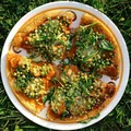 Wtorek: Pizza z komosy z groszkiem i chorizo