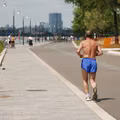 Mandat za chodzenie bez koszulki? Prawo może zaskoczyć!