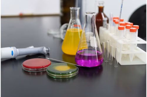 UE wypowiada wojnę "wiecznym chemikaliom"! Tę zmianę odczujemy wszyscy!