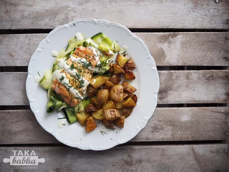Łosoś na cukiniowym tagiatelle z pieczonymi ziemniaczkami i musztardowo-cytrynowym dressingiem