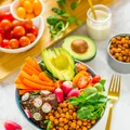 Buddha bowl z boczniakami, prażoną ciecierzycą i sosem z tahini