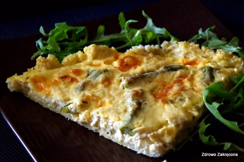 Jaglana quiche bez mąki i tłuszczu. Ze szparagami i serem brie