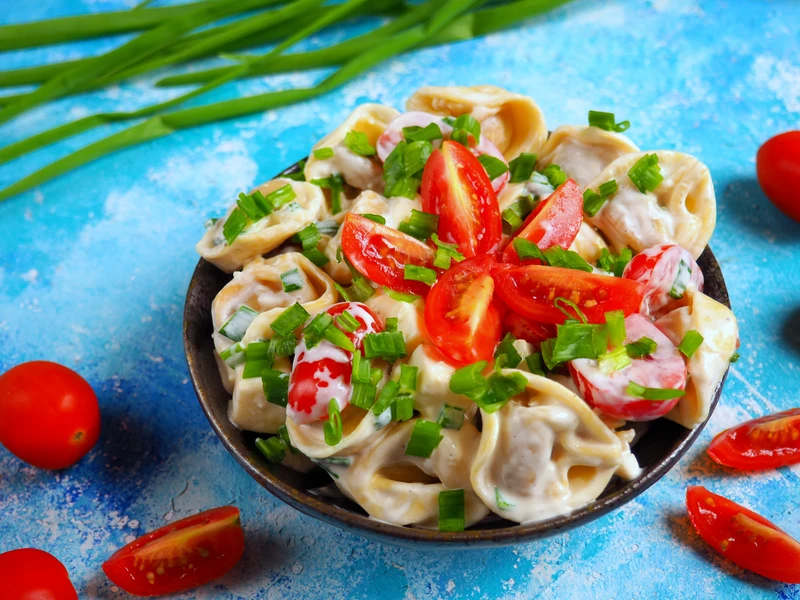 SAŁATKA Z TORTELLINI I POMIDORÓW