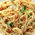 Prażę orzechy i robię białe pesto! Ten przepis na makaron to świetna propozycja na szybki obiad