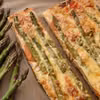 Pizza ze szparagami na cieście z czosnkiem niedźwiedzim