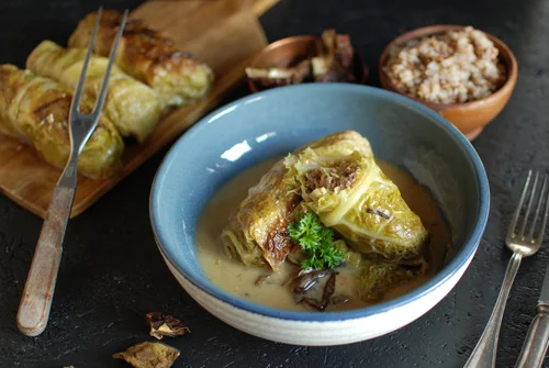 Niskowęglowodanowe gołąbki z mięsem i kapustą w sosie śmietanowo-grzybowym (low carb)