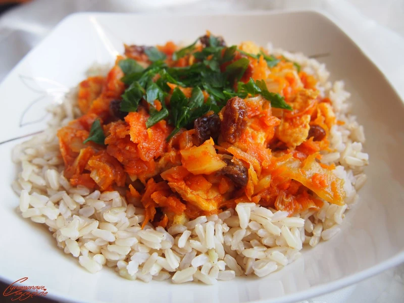 Marchewkowy kurczak curry z rodzynkami