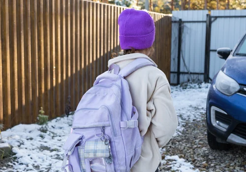 Niespodziewane zamknięcie szkoły lub przedszkola przez mróz! Ci rodzice mogą dostać z ZUS specjalny zasiłek