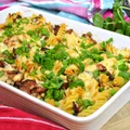 ZAPIEKANKA MAKARONOWA Z KIEŁBASĄ I PIECZARKAMI