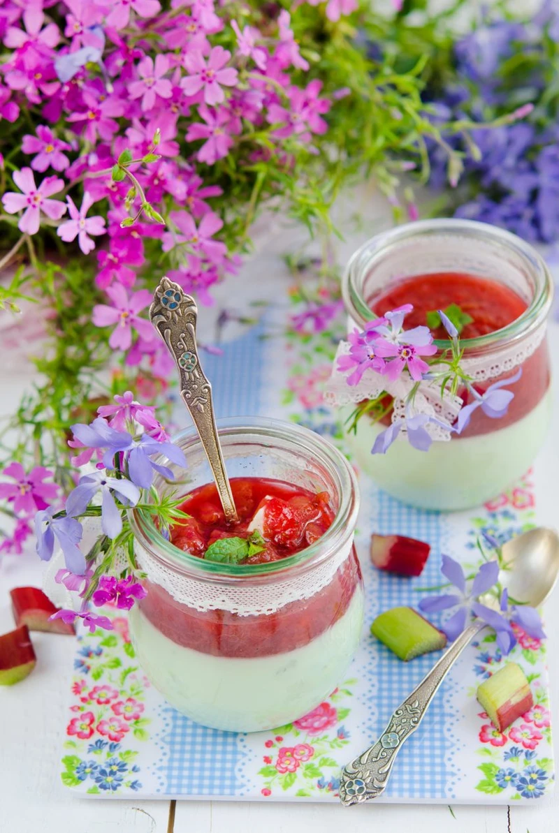 MIĘTOWA PANNA COTTA Z RABARBAREM