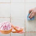 Zaleje skórki grejpfruta octem! Odkryj magiczną miksturę do domu!