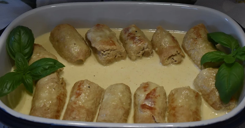 Roladki ze śliwką w sosie serowym