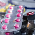 Antybiotykowe Dylematy: Kiedy są niezbędne, a kiedy ryzykowne? Zrozum lekarstwa!