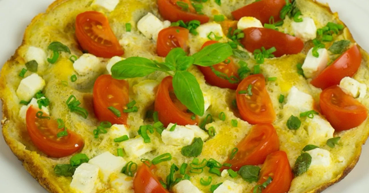 Puszysty omlet z pomidorami i fetą