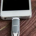Ładujesz swój smartphone do 100%? To błąd. Sprawdź co zrobić, aby bateria wytrzymała  dłużej
