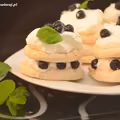 Mini torciki bezowe z bitą śmietaną i mrożonymi owocami aronii