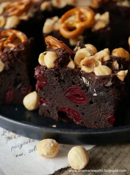 Brownie z wiśniami i z solonymi dodatkami