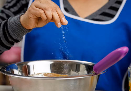 O co chodzi z tą “szczyptą soli” do ciast?! Co ona takiego sprawia?