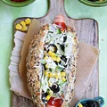 Hot dog z sałatką