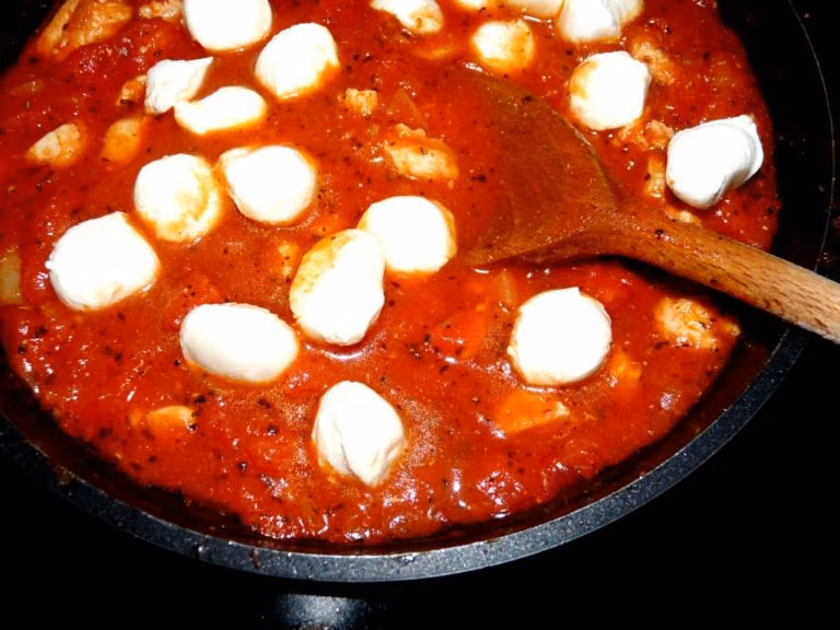 Makaron z kurczakiem i mozzarellą.
