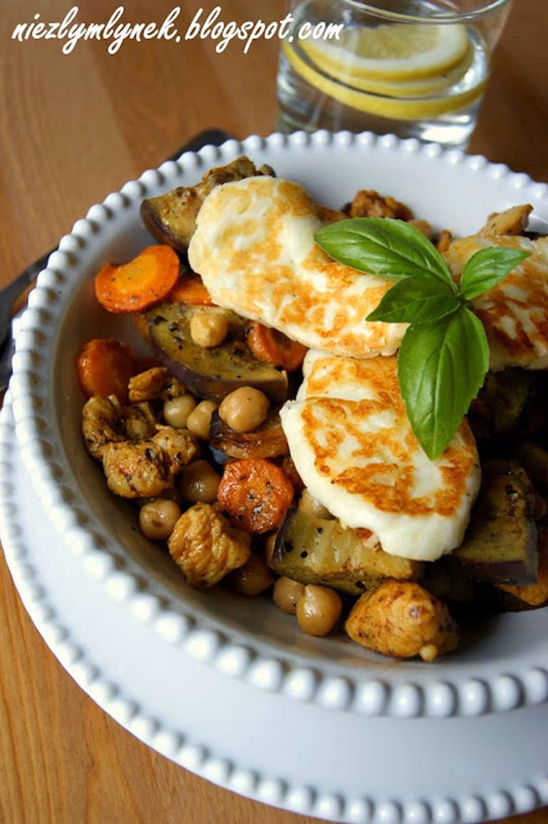 Grillowana sałatka warzywna z kurczakiem i halloumi