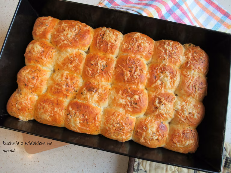 Odrywane bułeczki drożdżowe z pieczarkami i mozzarellą