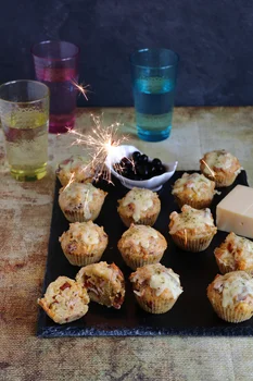 Wytrawne babeczki z makaronem, szynką, suszonymi pomidorami i mozzarellą