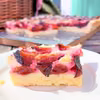 Ciasto ze śliwkami i sosem waniliowym