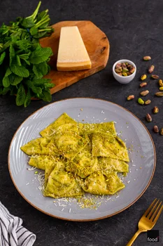 Ravioli z ricottą, miętą i pesto pistacjowym - food²